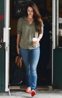 Lana Del Rey feet photo thumbnail