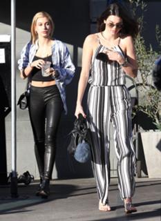 Kendall Jenner feet photo thumbnail