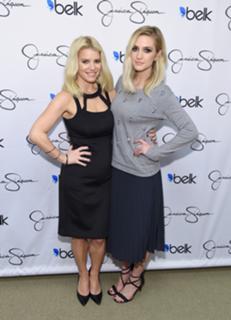 Ashlee Simpson feet photo thumbnail