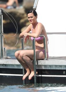 Katy Perry feet photo thumbnail
