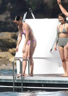 Katy Perry feet photo thumbnail