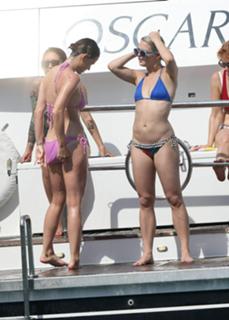 Katy Perry feet photo thumbnail