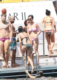 Katy Perry feet photo thumbnail