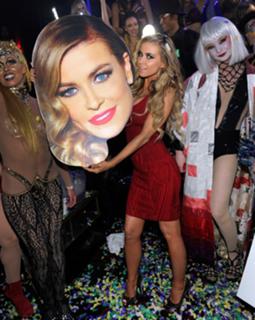 Carmen Electra feet photo thumbnail