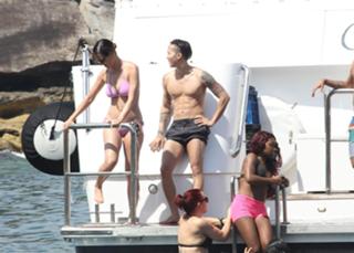 Katy Perry feet photo thumbnail