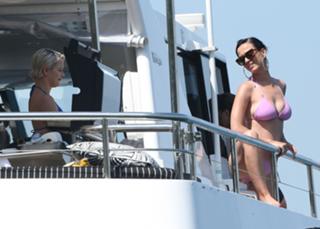 Katy Perry feet photo thumbnail