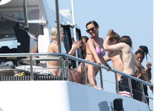 Katy Perry feet photo thumbnail