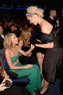 Taylor Swift feet photo thumbnail