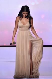 Selena Gomez feet photo thumbnail