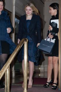 Dakota Fanning feet photo thumbnail