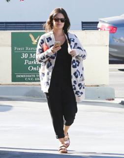 Rachel Bilson feet photo thumbnail