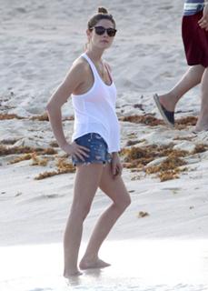 Ashley Greene feet photo thumbnail