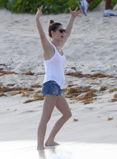 Ashley Greene feet photo thumbnail