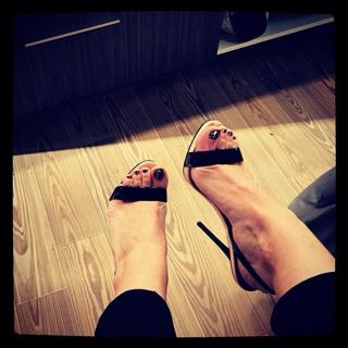 Hilary Duff feet photo thumbnail