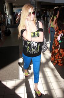 Avril Lavigne feet photo thumbnail