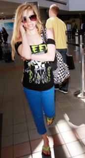 Avril Lavigne feet photo thumbnail