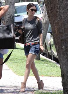 Rachel Bilson feet photo thumbnail