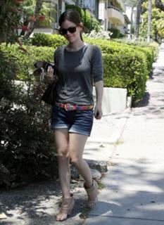 Rachel Bilson feet photo thumbnail