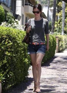 Rachel Bilson feet photo thumbnail