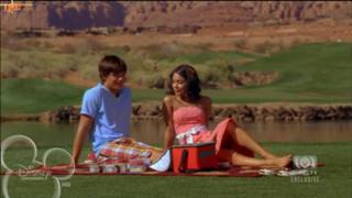 Vanessa Hudgens feet photo thumbnail