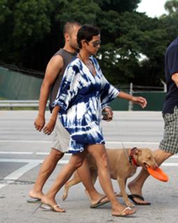 Halle Berry feet photo thumbnail
