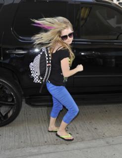 Avril Lavigne feet photo thumbnail