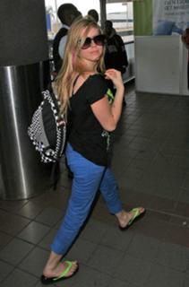 Avril Lavigne feet photo thumbnail