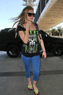 Avril Lavigne feet photo thumbnail
