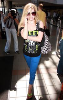 Avril Lavigne feet photo thumbnail