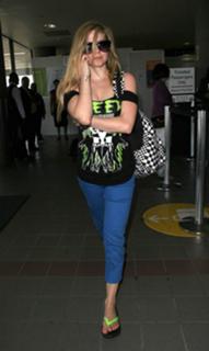 Avril Lavigne feet photo thumbnail