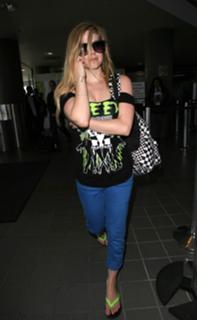 Avril Lavigne feet photo thumbnail