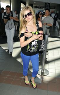 Avril Lavigne feet photo thumbnail