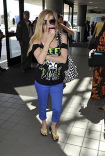 Avril Lavigne feet photo thumbnail