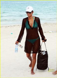 Halle Berry feet photo thumbnail