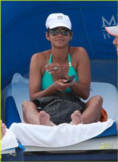 Halle Berry feet photo thumbnail
