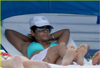 Halle Berry feet photo thumbnail