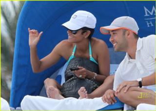Halle Berry feet photo thumbnail