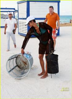 Halle Berry feet photo thumbnail