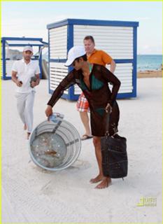 Halle Berry feet photo thumbnail