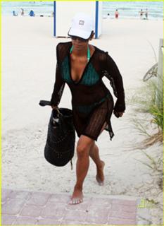 Halle Berry feet photo thumbnail