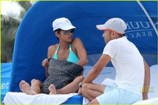 Halle Berry feet photo thumbnail