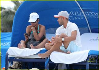 Halle Berry feet photo thumbnail
