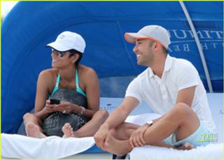Halle Berry feet photo thumbnail