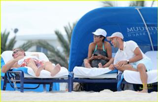 Halle Berry feet photo thumbnail