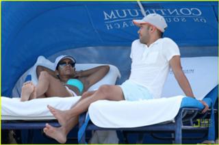 Halle Berry feet photo thumbnail