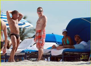 Halle Berry feet photo thumbnail