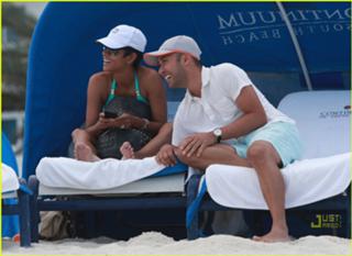 Halle Berry feet photo thumbnail