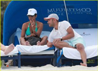 Halle Berry feet photo thumbnail