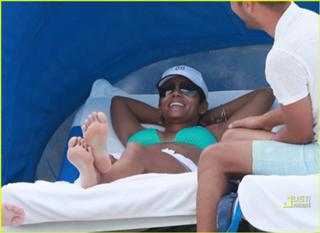 Halle Berry feet photo thumbnail