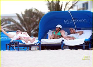 Halle Berry feet photo thumbnail